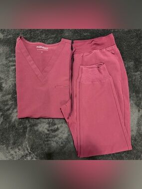 Mandala scrubs set in Raisin